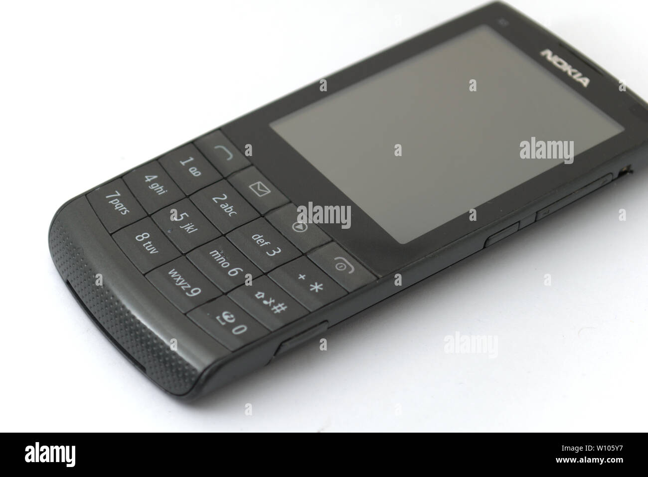 Portrait d'un Nokia X3-02, un hybride combiné qui avait à la fois un écran tactile  et d'un clavier Photo Stock - Alamy