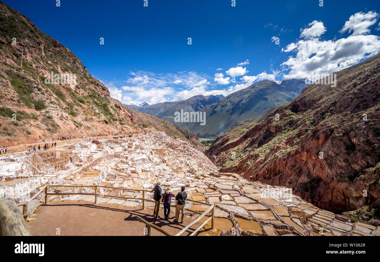 Affichage des visiteurs l'extraction de sel casseroles Salinas à Vallée sacrée des Incas, le Pérou Banque D'Images