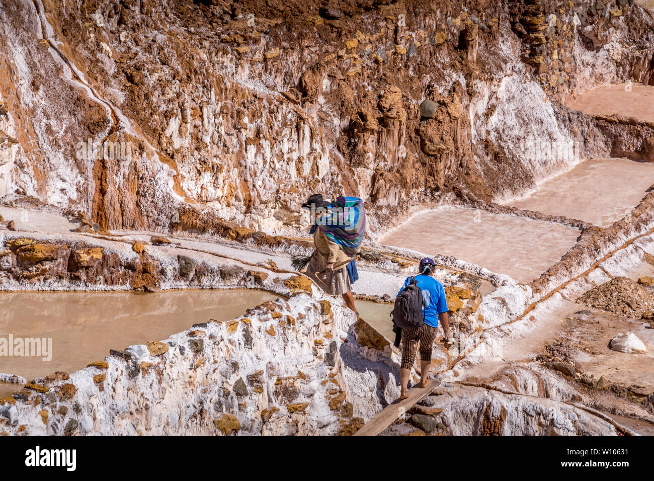 Les travailleurs de l'extraction de sel casseroles Salinas à Vallée sacrée des Incas, le Pérou Banque D'Images