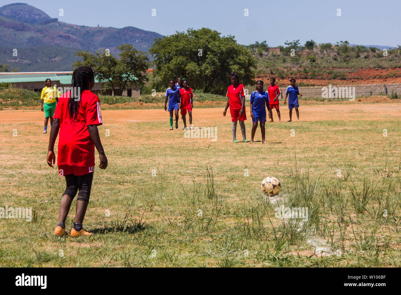 Lycéennes jouant au football dans leur match de classe d'éducation physique Banque D'Images