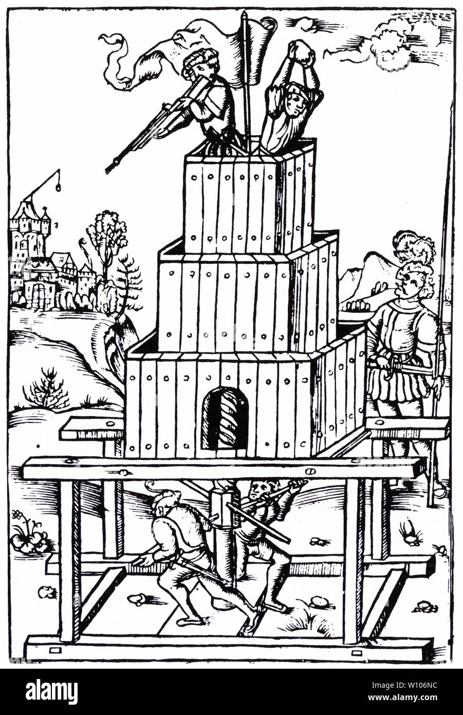 Gravure d'une tour de siège élévateur tourelle, soulevée par un cric-vis, la tour a été utilisée pour approcher et s'élever au-dessus des remparts du château au 16ème siècles en Europe. Banque D'Images