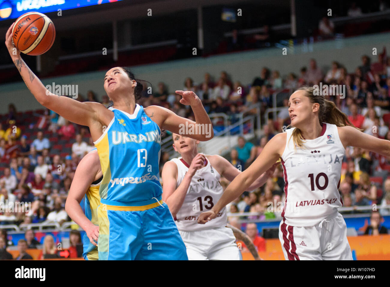 Riga, Lettonie. 14Th Oct 2019. Olesia Malashenko (L) et Pilabere Kleijer  (R), au cours de championnat de basket-ball des femmes d'Europe,  communément appelé euro BASKET 2019 Femmes , match entre la Lettonie