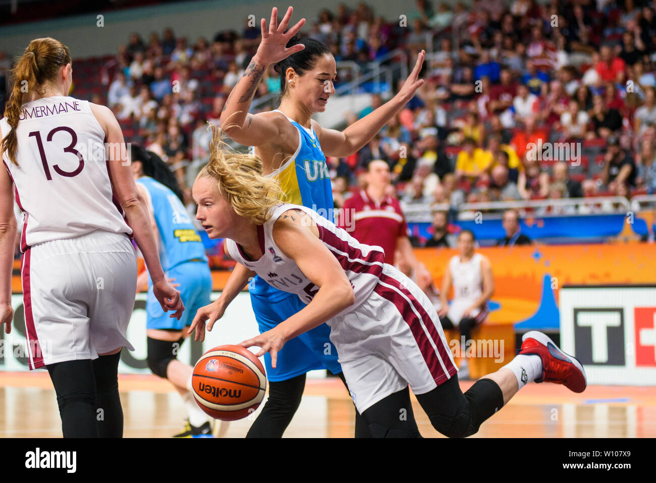 Riga, Lettonie. 14Th Oct 2019. Kate Kreslina (avec ballon), pendant les  Européennes de basket-ball, communément appelé euro BASKET 2019 Femmes ,  match entre la Lettonie et l'Ukraine l'équipe de l'équipe de Arena