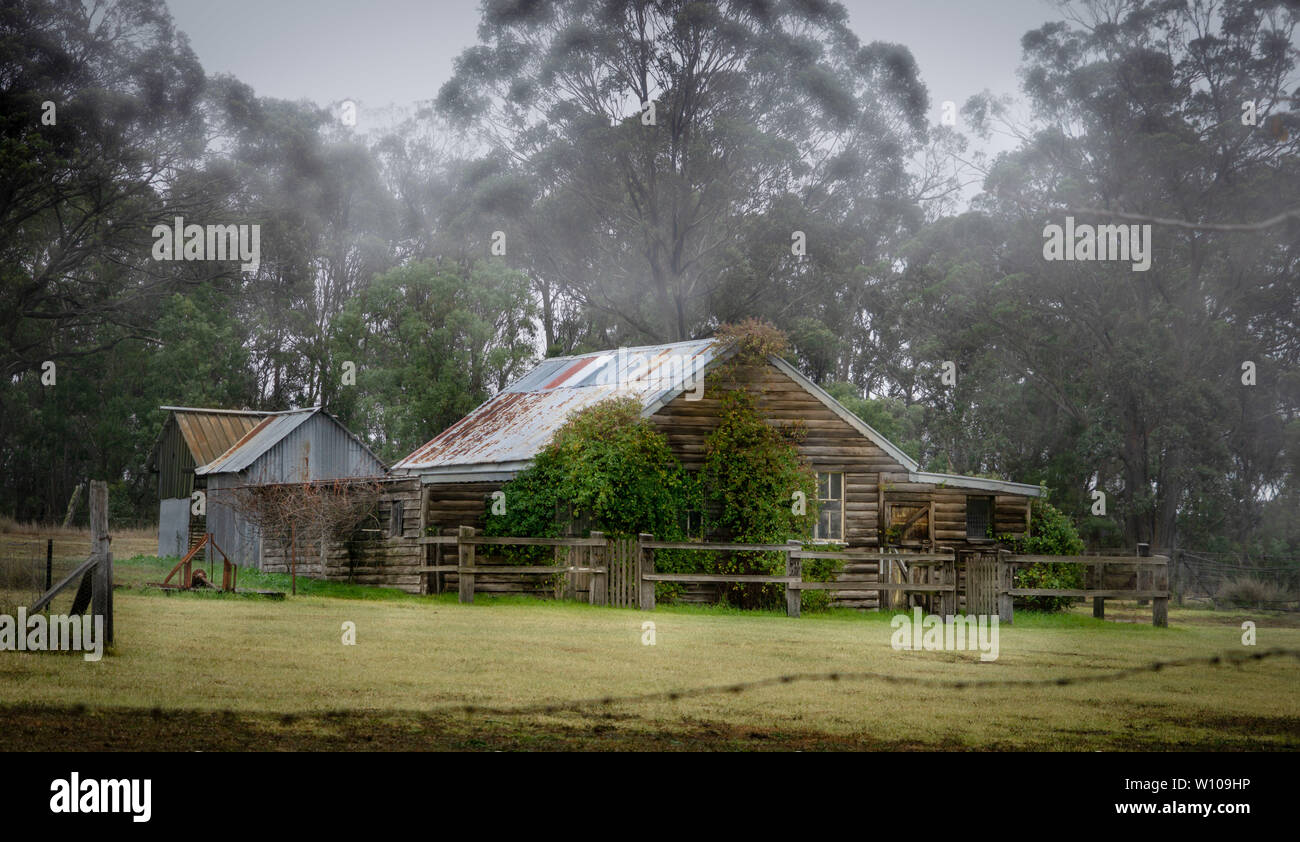 Ancienne maison de ferme australienne avec les maisons Banque D'Images