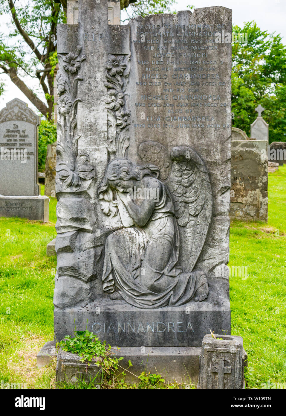 Eglise Holy rude avec de vieux cimetière pierre tombale avec angel, Stirling, Scotland, UK Banque D'Images