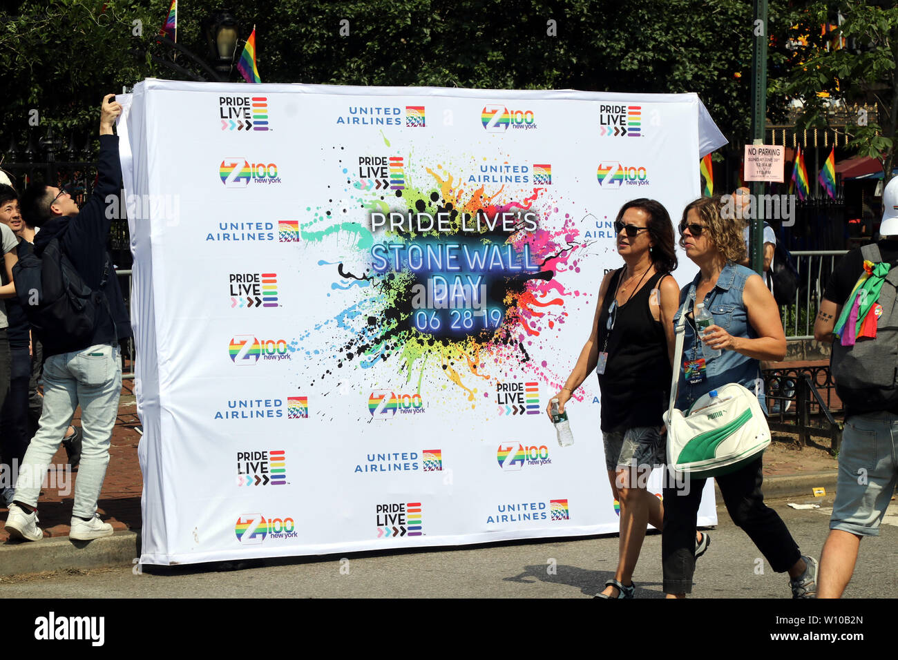 New York City, New York, USA. 28 Juin, 2019. De grandes foules de gays locaux et étrangers s'est abattue sur le Stonewall Inn à New York, Greenwich Village sur la World Pride Week-end, 28 juin, 2019. En ce jour, il y a 50 ans, le Département de la Police de New York (NYPD) fait une descente dans le quartier gay bar déclenchant une émeute qui mènent à la gay moderne-jour-homme. Credit : Ronald G. Lopez/ZUMA/Alamy Fil Live News Banque D'Images