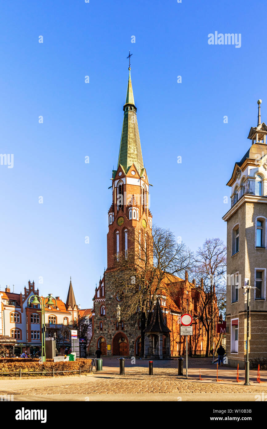 Sopot, Feb 16, 2019 : vue sur la rue George Église catholique romaine à Sopot. Construit en 1901 en style néo-gothique. C'est le monument de bâtiments à Sopot, Pol Banque D'Images