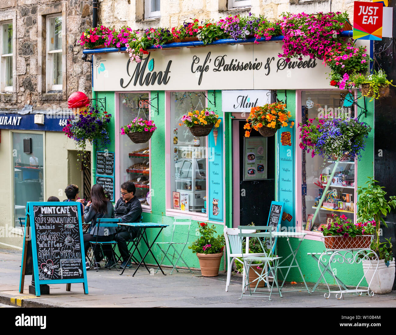 Les gens assis à table de la chaussée, la menthe CAFE & PATISSERIE, Baker Street, Stirling, Scotland, UK Banque D'Images