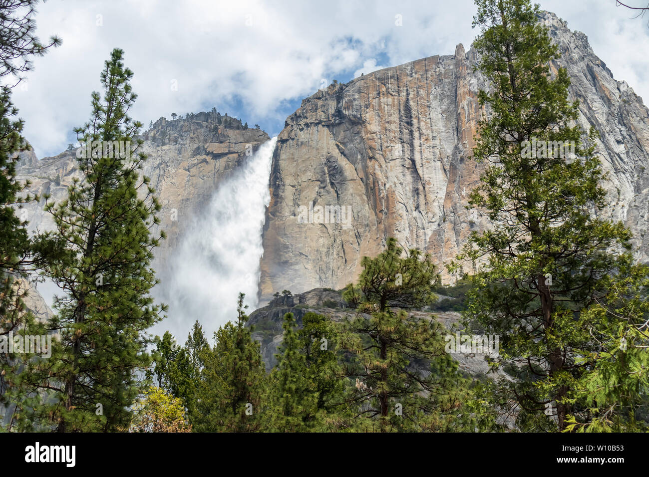 Yosemite Falls dans la région de Yosemite National Park, California, USA Banque D'Images
