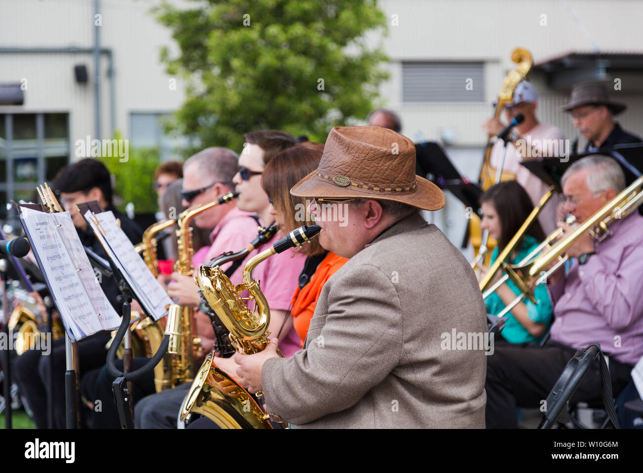 NORTH VANCOUVER, C.-B., CANADA - le 9 JUIN 2019 : ensemble de groupes de jazz jouant des instruments de bois et de laiton avec un chef d'orchestre lors d'un concert Banque D'Images