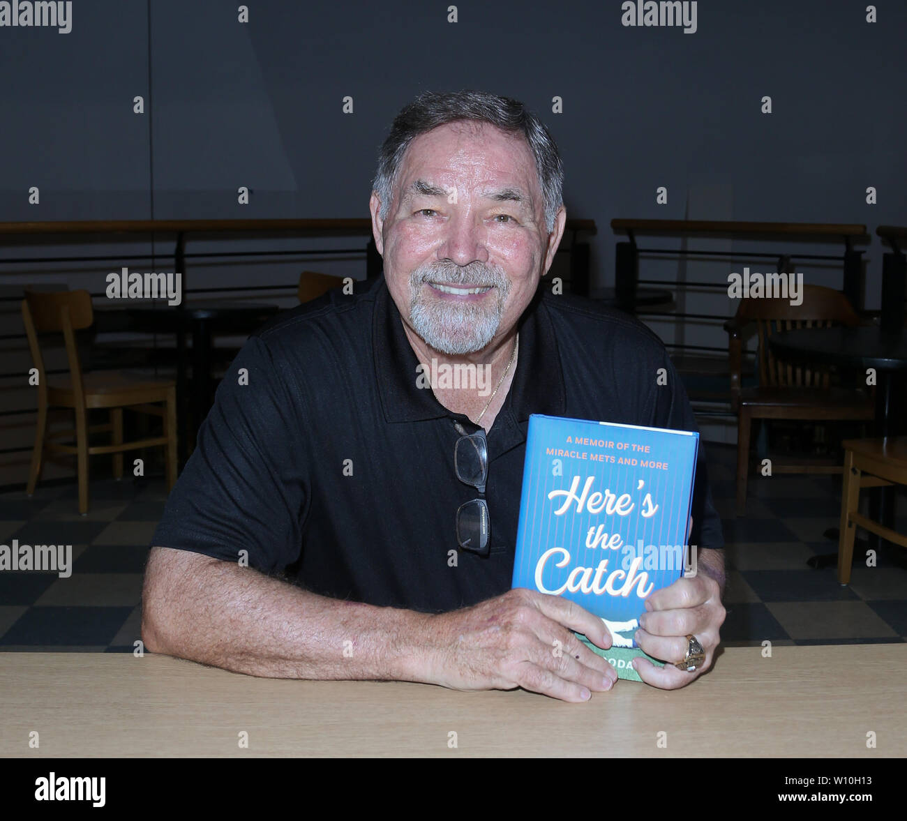 HUNTINGTON, NY - Oct 26 : ancien joueur de baseball Ron Swoboda signe des exemplaires de son livre 'ici est le piège' au Réservez Revue le 26 juin 2019. Banque D'Images