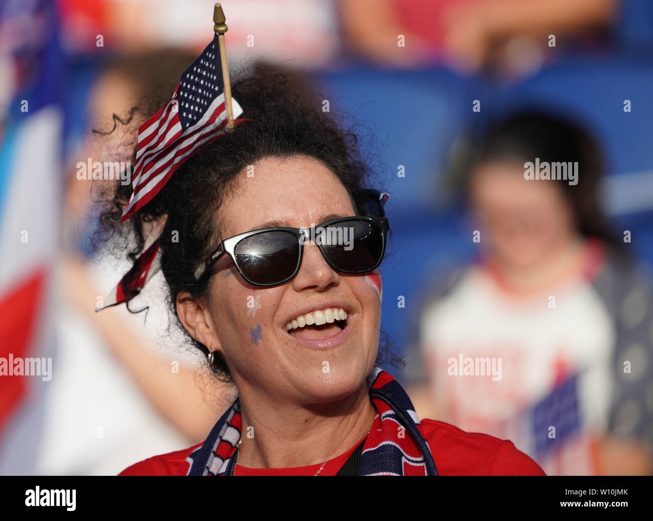 Paris, France. 28 Juin, 2019. Un fan de l'United States hourras pour l'équipe avant le match quart de finale entre la France et les Etats-Unis à la 2019 Coupe du Monde féminine de la fifa au Parc des Princes à Paris, France, le 28 juin 2019. Les États-Unis ont gagné 2-1. Credit : Ding Xu/Xinhua/Alamy Live News Banque D'Images