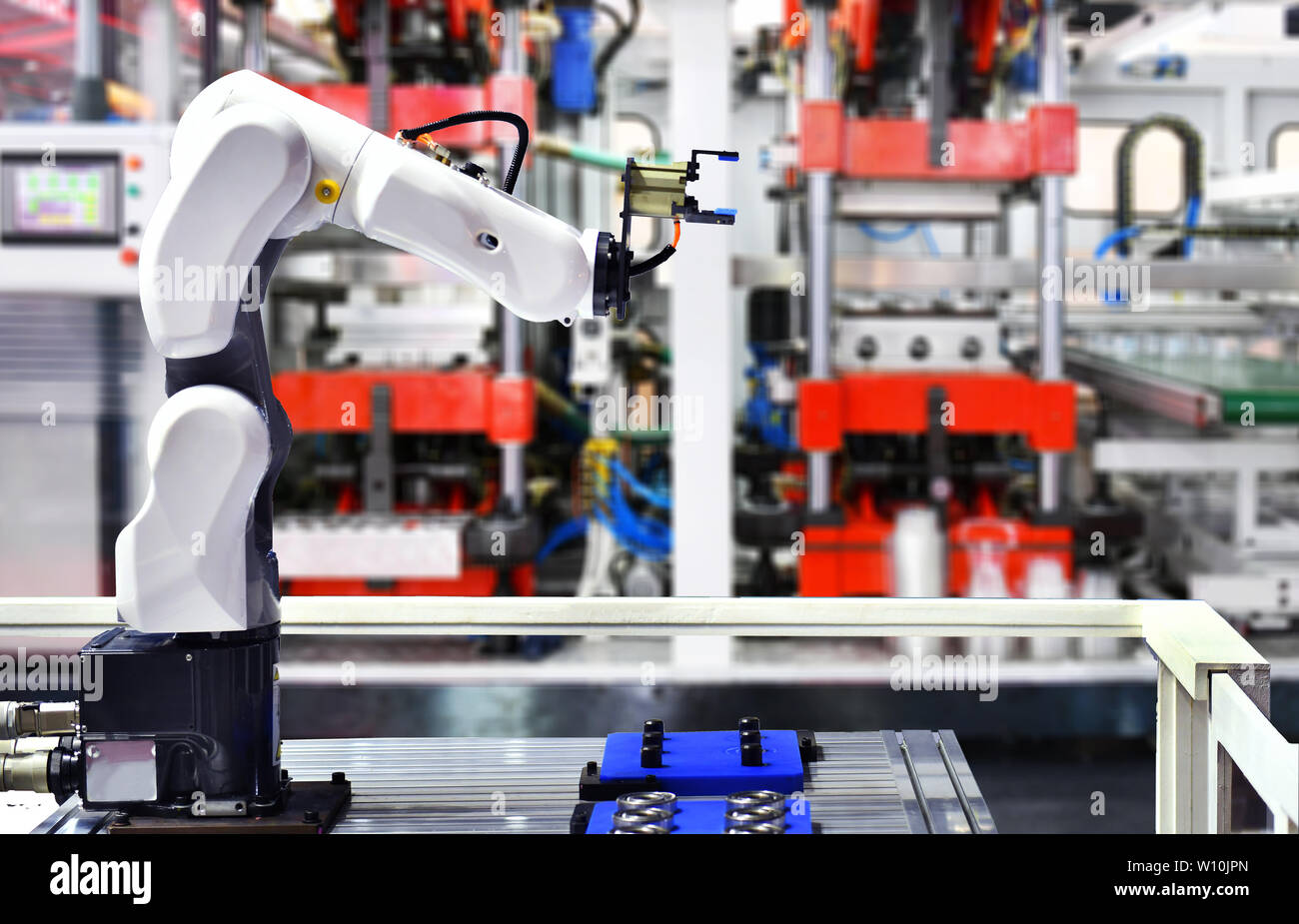 Le bras robot de la machine pour les roulements de l'automobile en usine processus d'emballage. Banque D'Images