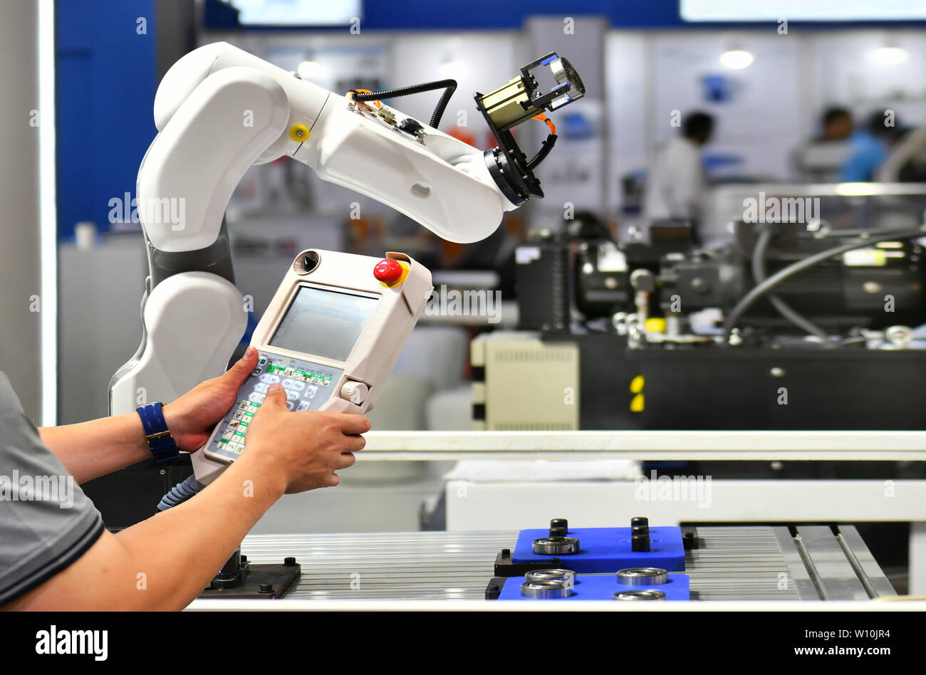 Contrôle de l'ingénieur et bras de robot automatisation du contrôle de la machine pour les roulements de l'automobile en usine processus d'emballage. Banque D'Images