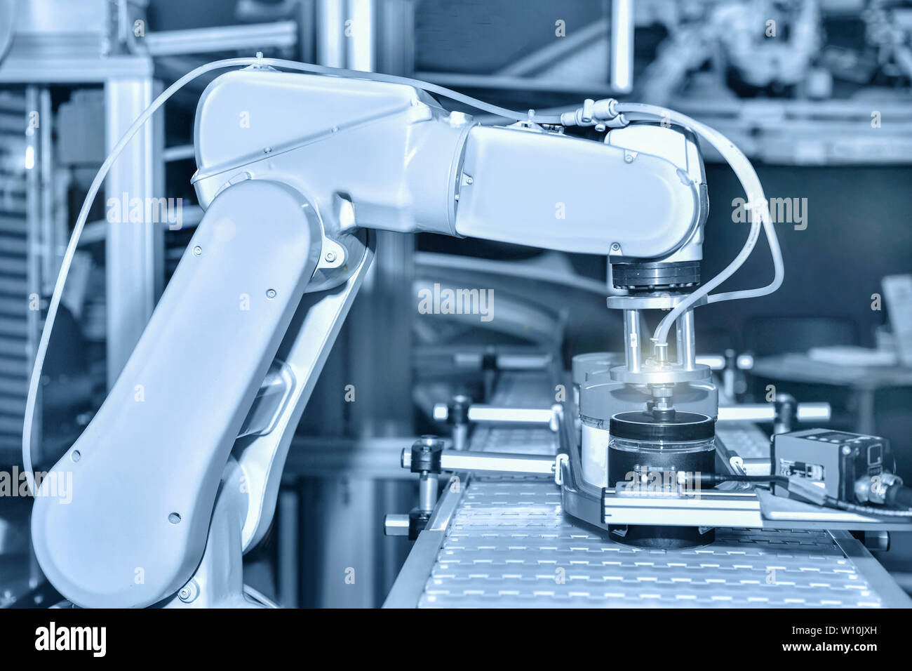 Bras robotique industrielle pour la tenue d'une des boîtes d'aluminium ,concept industrie 4.0 Banque D'Images