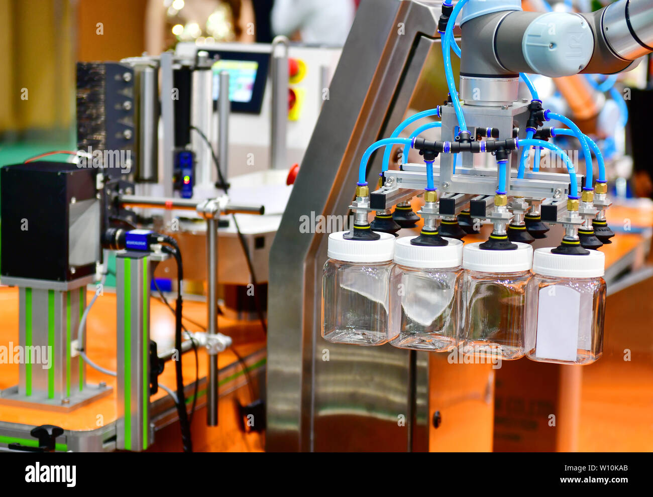 Le bras robot de verre disposés sur la bouteille d'eau dans l'équipement automatique de machines industrielles factory de la ligne de production Banque D'Images