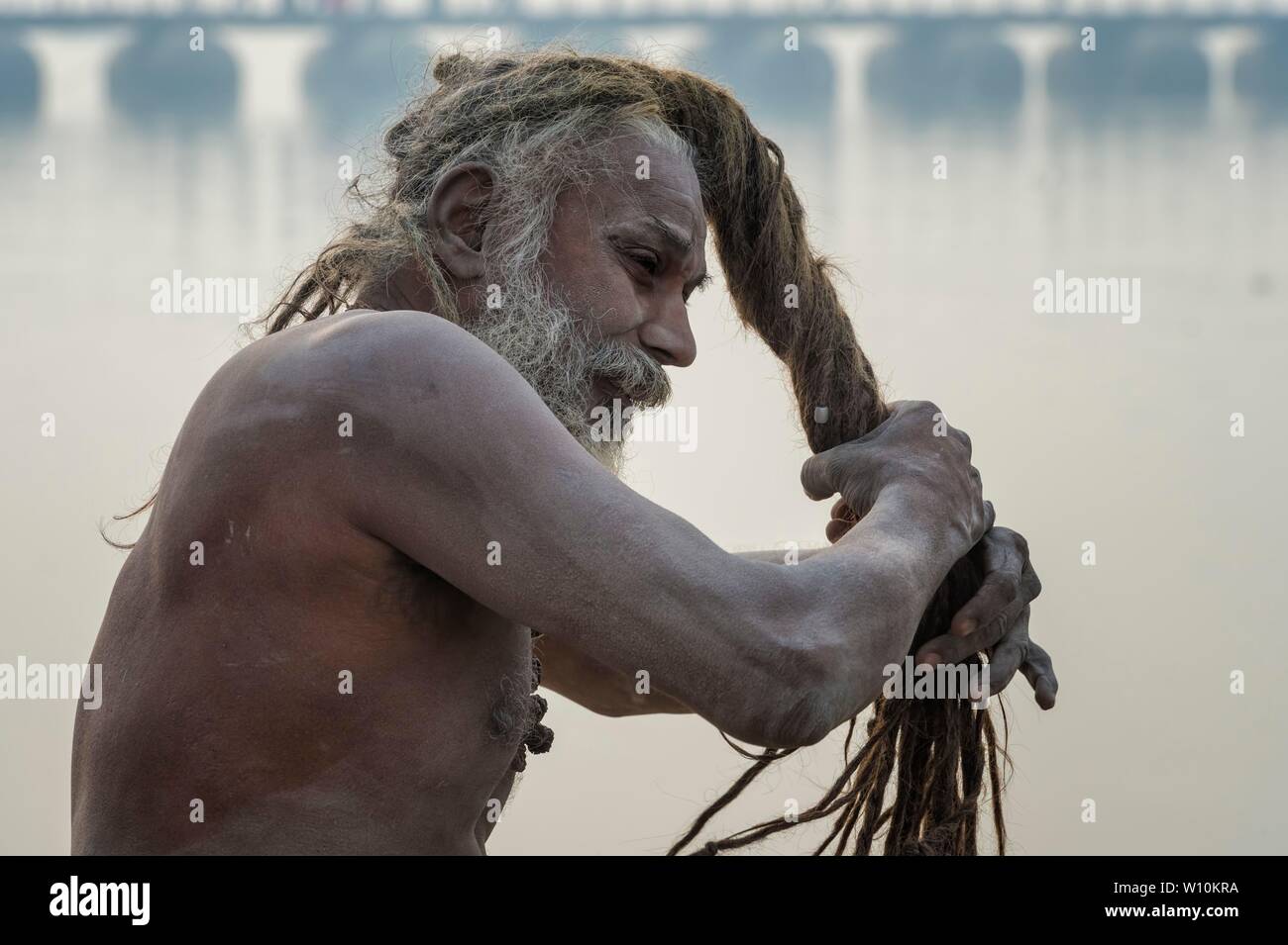 Séchage Sadhu ses dreadlocks sur les rives du Gange, Allahabad Kumbh Mela, le plus grand rassemblement religieux, de l'Uttar Pradesh, Inde Banque D'Images