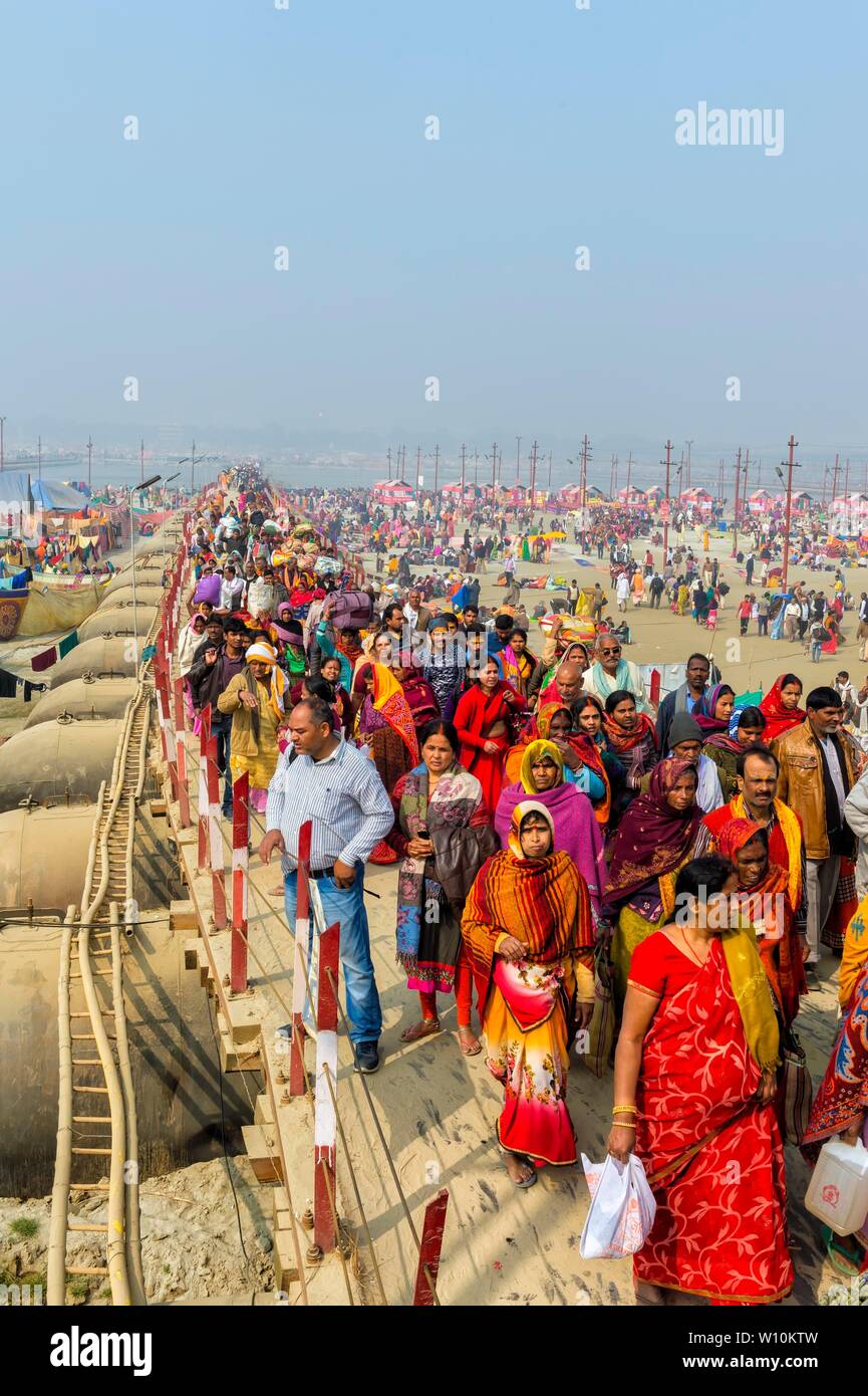 Pèlerins sur la façon d'Allahabad Kumbh Mela, le plus grand rassemblement religieux, de l'Uttar Pradesh, Inde Banque D'Images