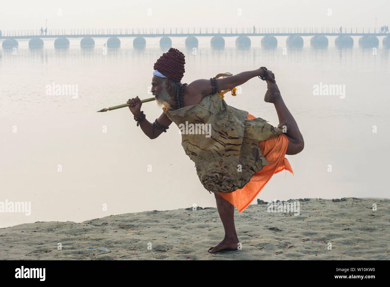 Sadhu pratiquant le yoga au lever du soleil sur les rives du Gange, pour un usage éditorial uniquement, Allahabad Kumbh Mela, le plus grand rassemblement religieux, de l'Uttar Banque D'Images