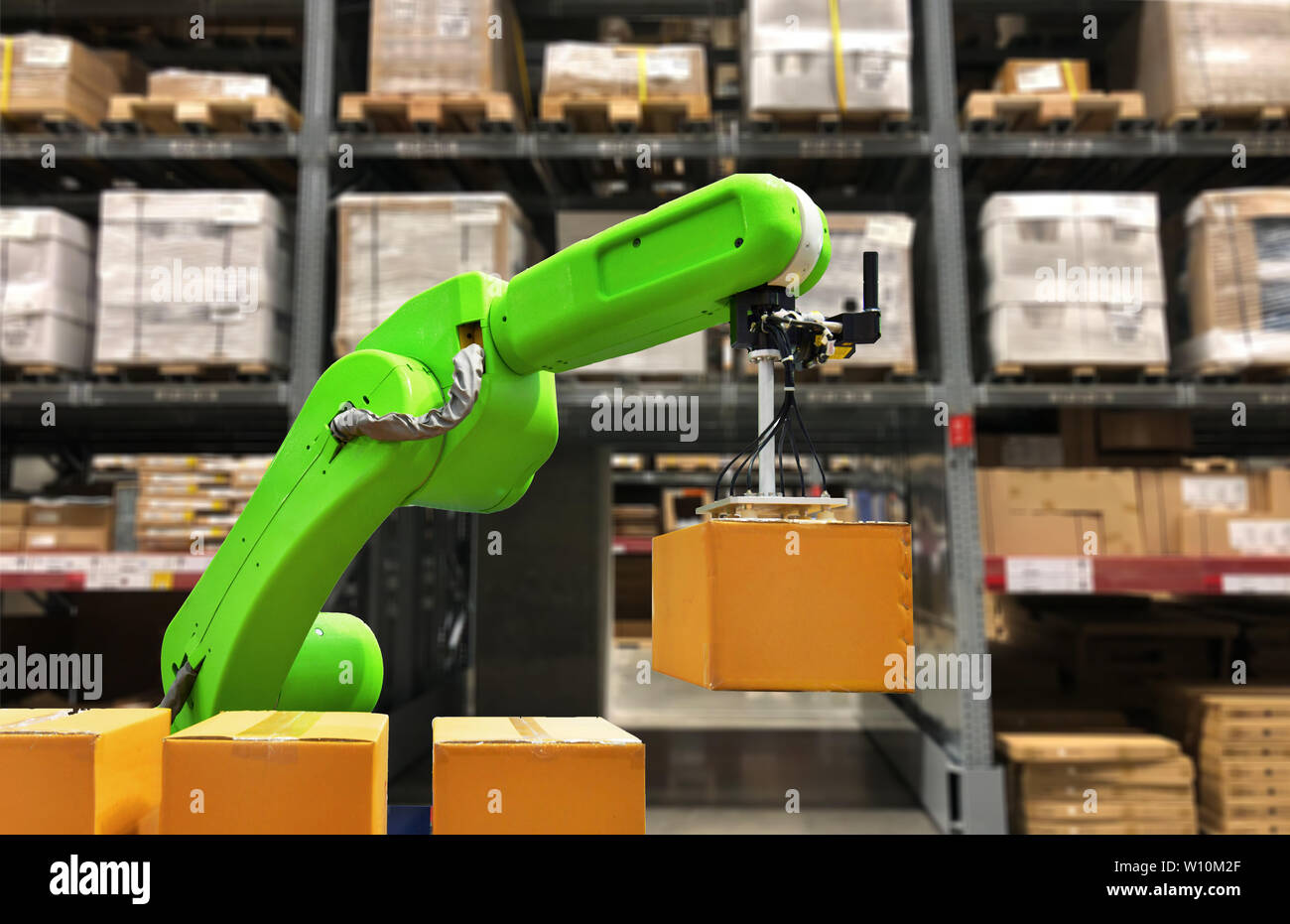 Robot industriel détenant un fort l'exploitation d'une machine-robot avec un panneau de contrôle sur le stock etagères background Banque D'Images