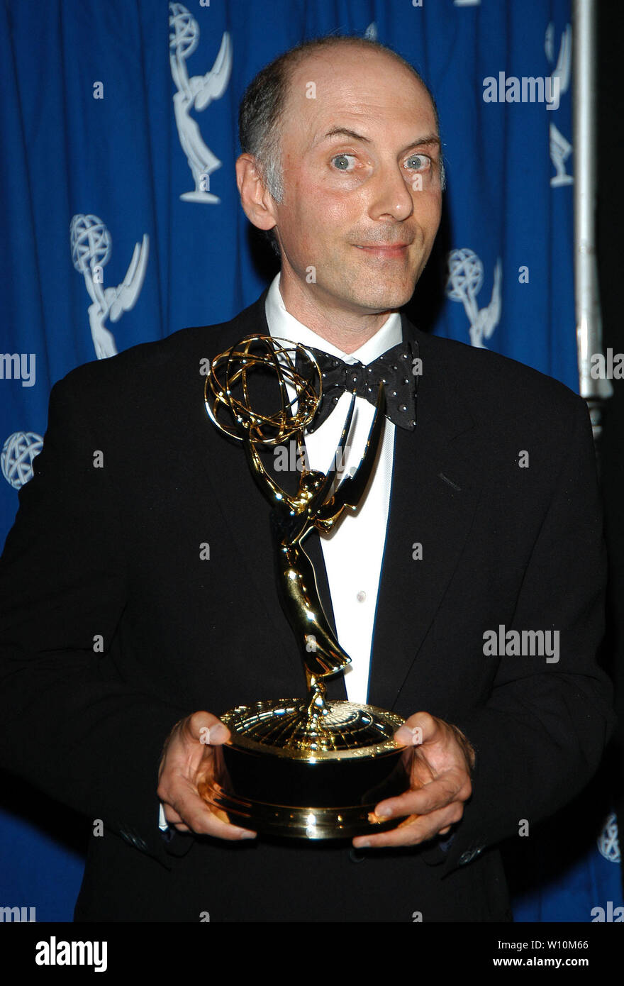 Dan Castellaneta a gagné pour ses performances voix-off de la série animée "Les Simpsons" au 2004 Creative Arts Primetime Emmy Awards - Salle de presse tenue au Shrine Auditorium à Los Angeles, CA. L'événement a eu lieu le dimanche 12 septembre 2004. Photo par : SBM / PictureLux - Tous droits réservés - N° de référence du fichier SBMPLX 33790-5556 Banque D'Images