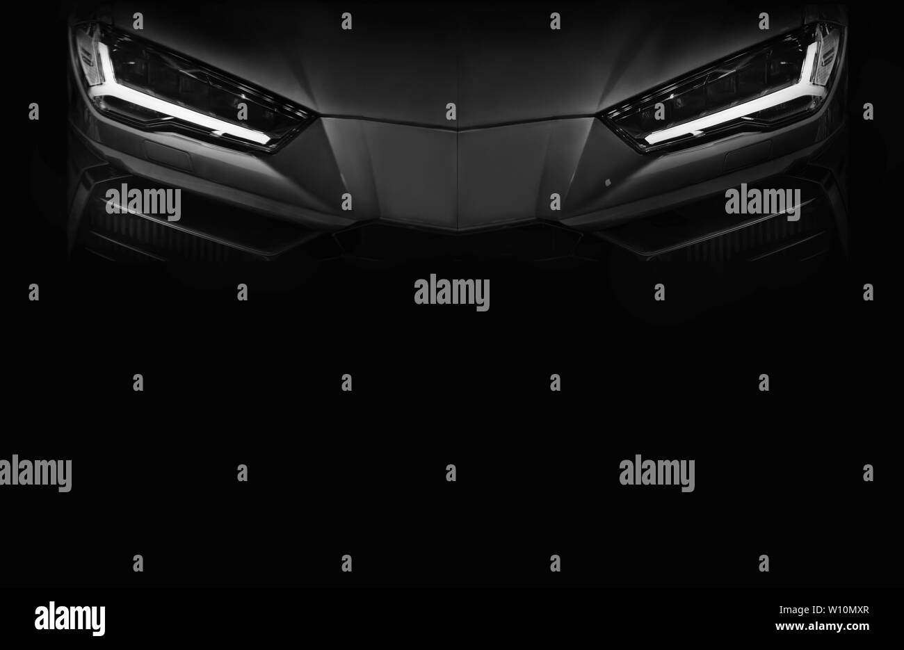 Silhouette de voiture de sport noir avec LED phares sur fond noir,copy space Banque D'Images