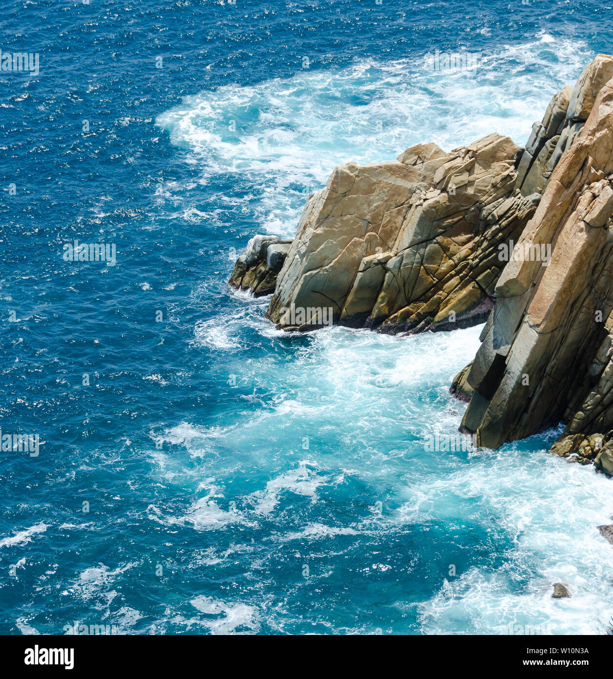 Avec la mer bleu rivage rocheux à après-midi ensoleillé, Acapulco, Mexique. Banque D'Images