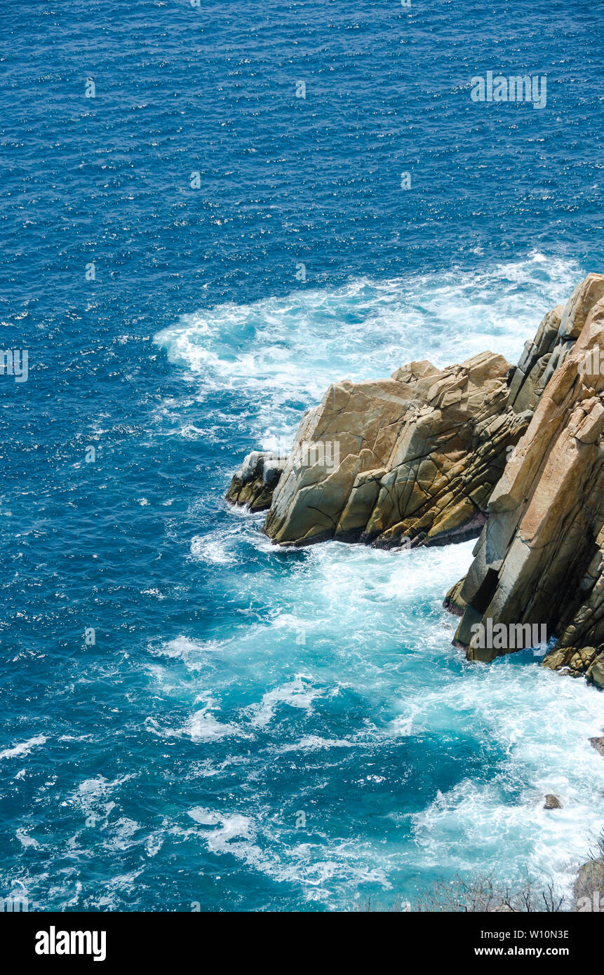Avec la mer bleu rivage rocheux à après-midi ensoleillé, Acapulco, Mexique. Banque D'Images