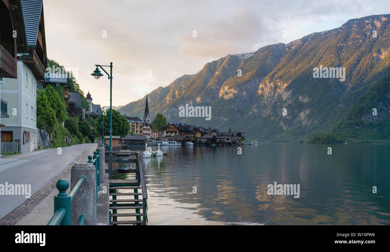 Une vue panoramique sur le lac de montagne en été avec le coucher du soleil à Hallstatt, célèbre destination touristique et en Autriche Banque D'Images