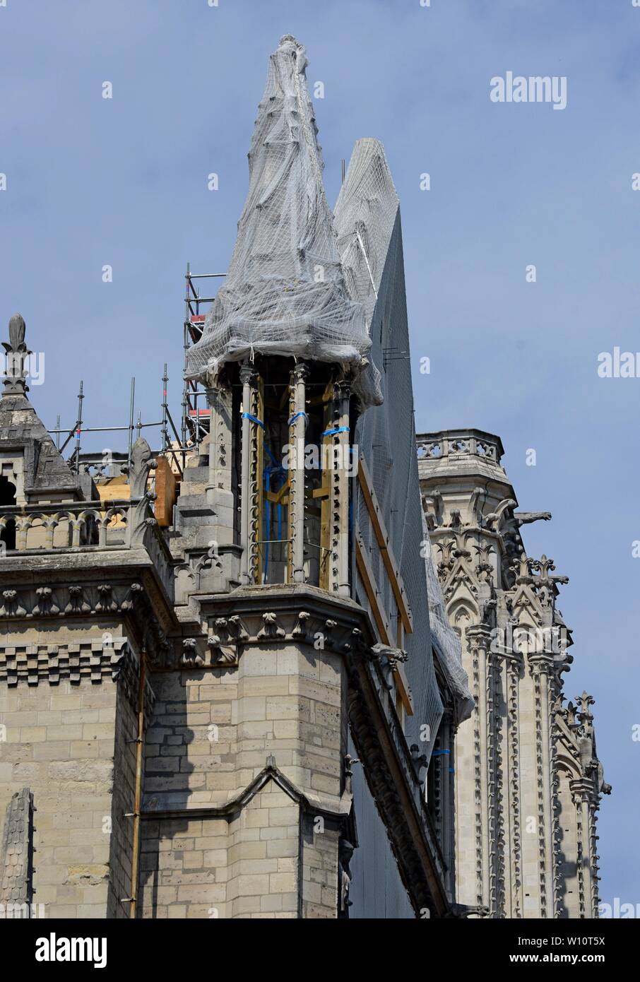 Support en bois anciennes pierres endommagé que la restauration se poursuit à la Cathédrale Notre Dame, Paris, 24 juin 2019. Banque D'Images