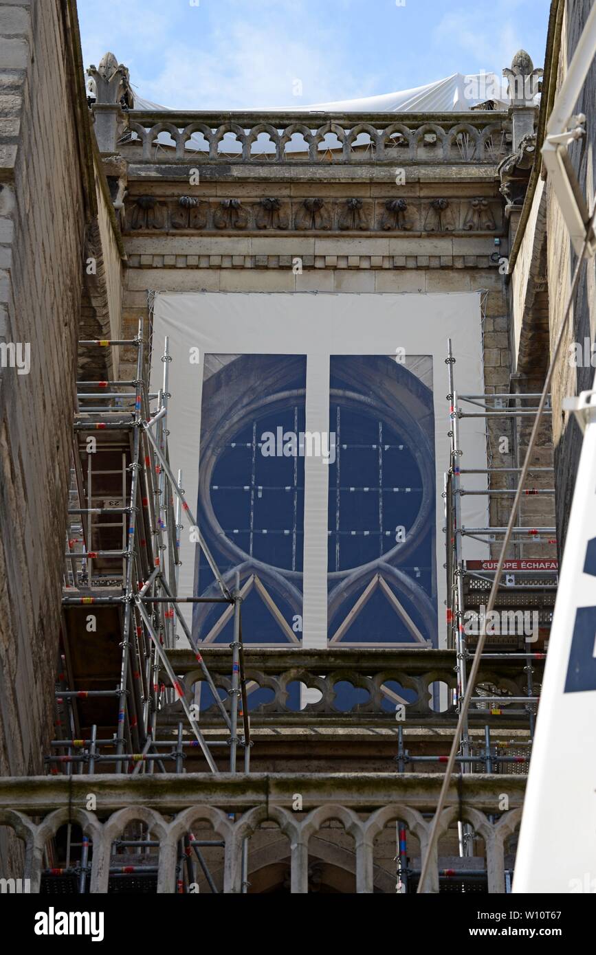 Couvre plus temporaire windows pour protéger le bâtiment de la pluie que la restauration se poursuit à la Cathédrale Notre Dame, Paris, 24 juin 2019. Banque D'Images