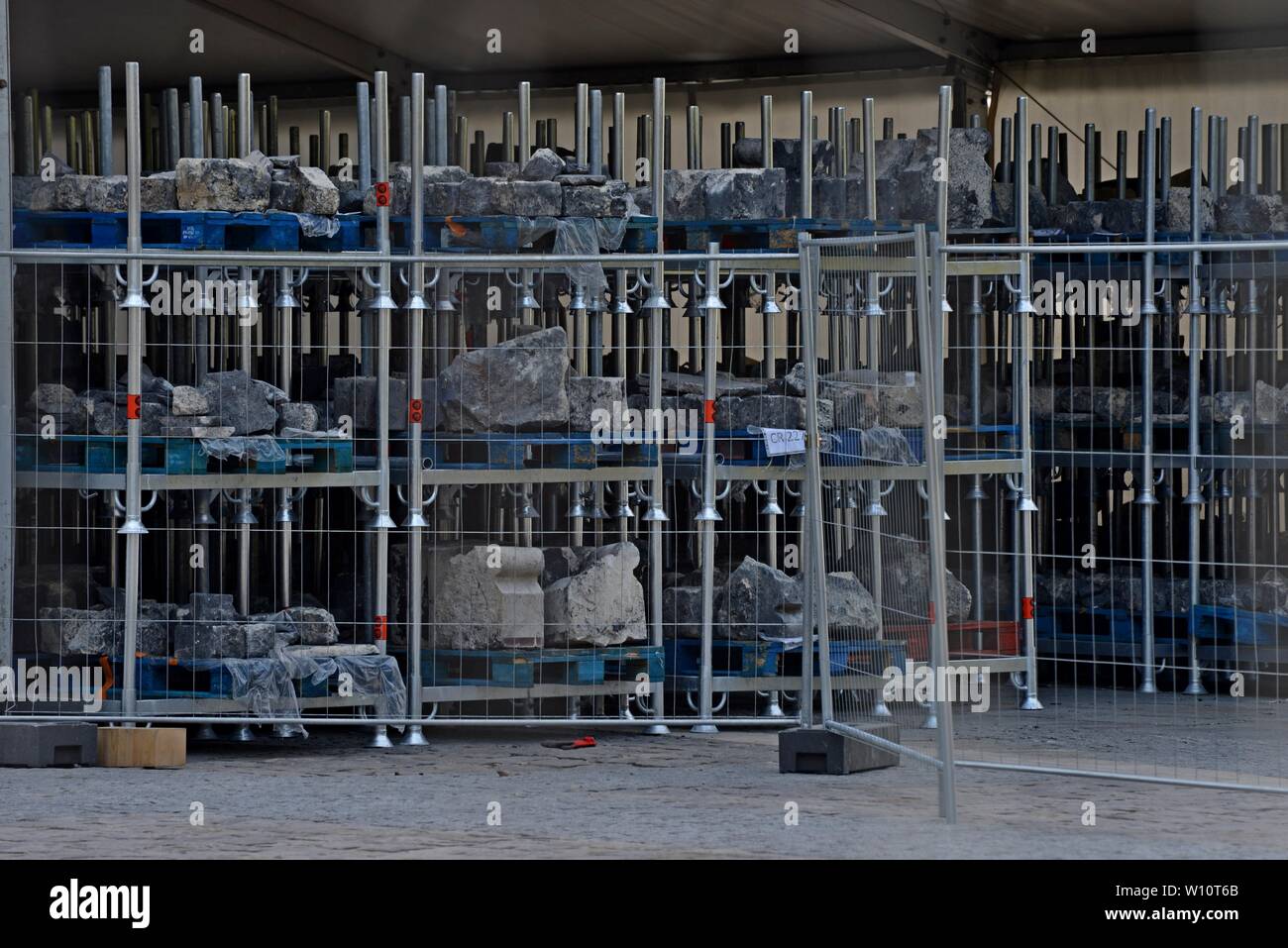 De grandes pièces d'attente racks & maçonnerie de pierre la structure endommagée comme travail de restauration se poursuit à Notre Dame de Paris, 24 juin 2019. Banque D'Images