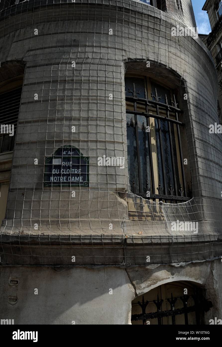 Les bâtiments adjacents sont contrôlés et protégés avec filet et filet que la restauration se poursuit à la Cathédrale Notre Dame, Paris, 24 juin 2019. Banque D'Images