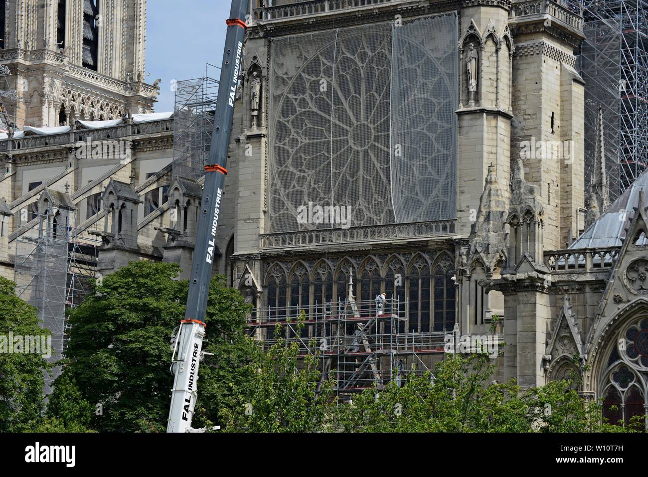 Installer les travailleurs de la construction à côté de l'échafaudage structure massive comme travail de restauration se poursuit à la Cathédrale Notre Dame, Paris, 24 juin 2019. Banque D'Images