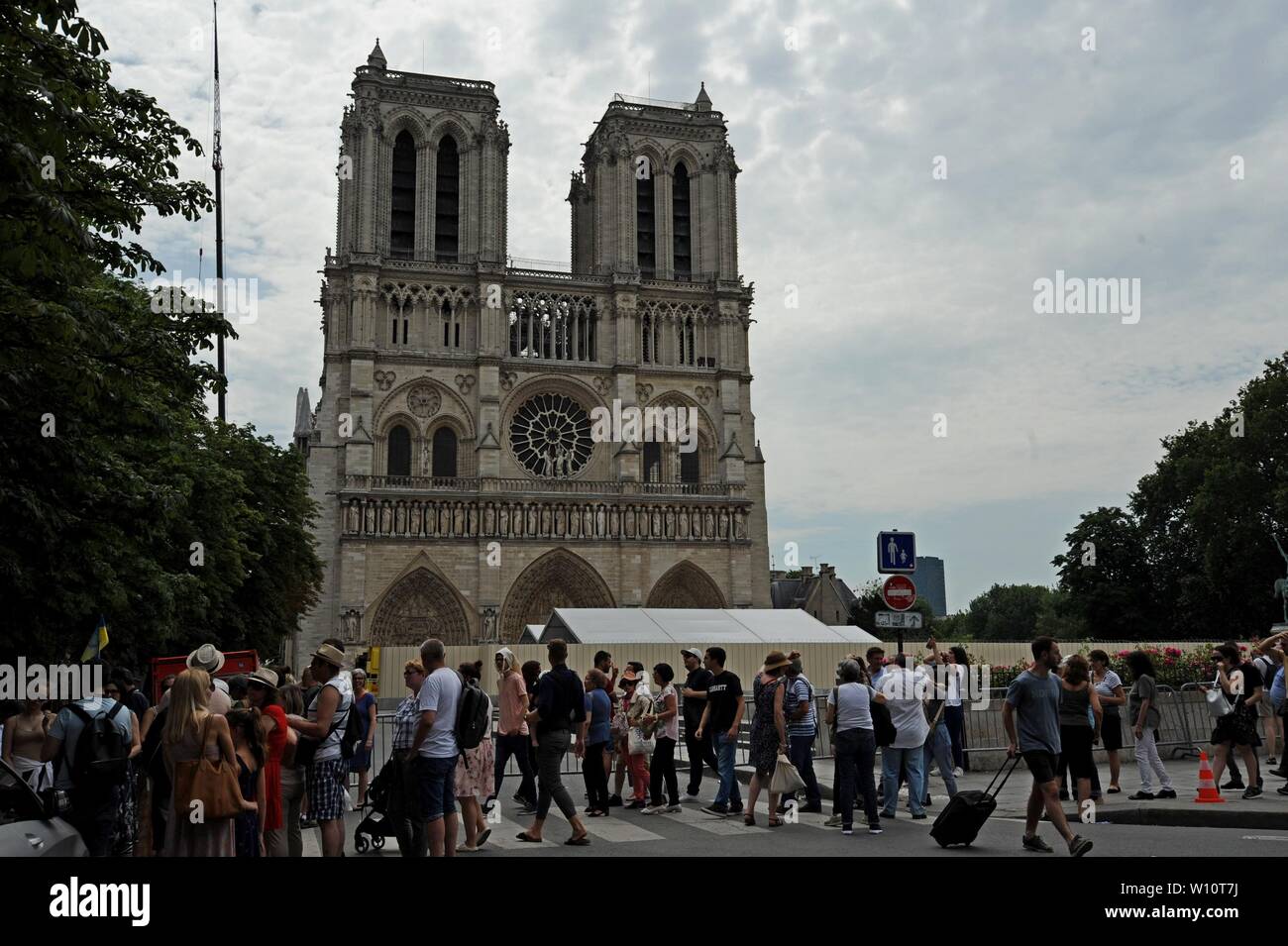 Des foules de touristes affluent toujours de prendre des photos de la structure que la restauration se poursuit à la Cathédrale Notre Dame, Paris 24 juin 2019 Banque D'Images