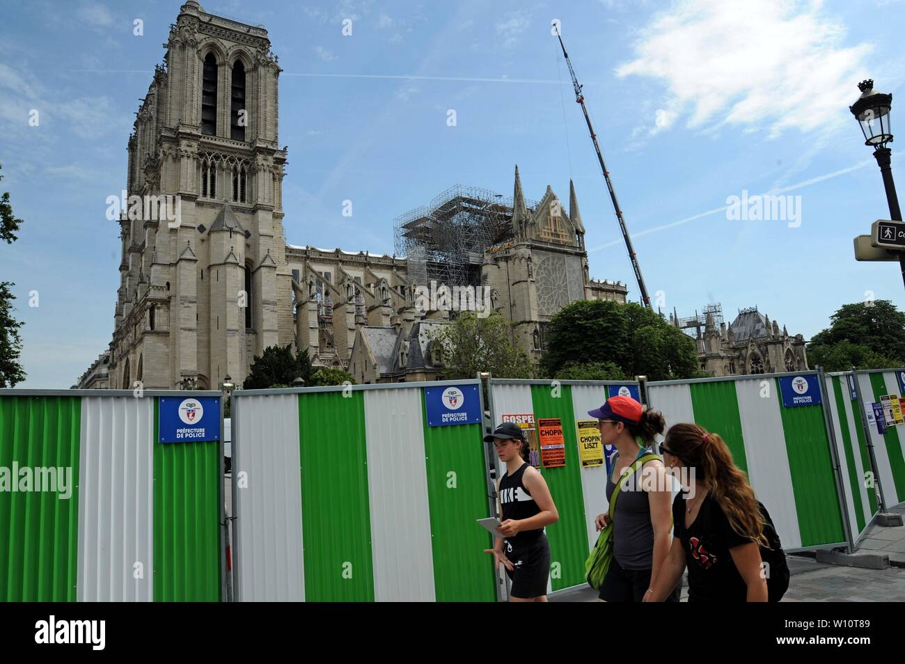 Des foules de touristes affluent toujours de prendre des photos de la structure que la restauration se poursuit à la Cathédrale Notre Dame, Paris 24 juin 2019 Banque D'Images