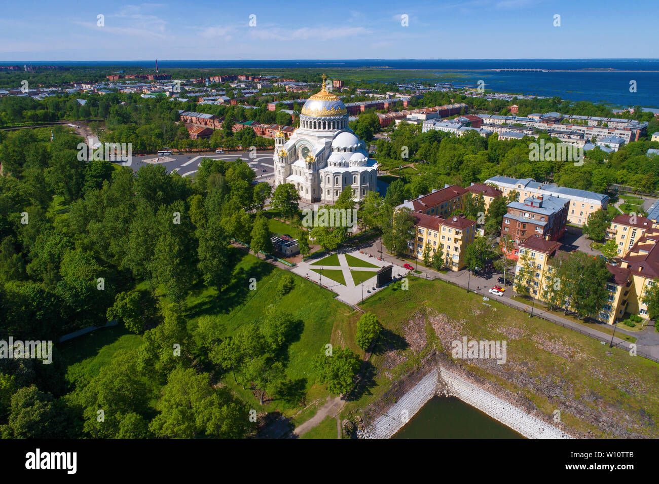 Cathédrale Saint-nicolas dans le paysage urbain de la Marine sur un jour de juin ensoleillé (Photographie aérienne). Kronstadt, Russie Banque D'Images