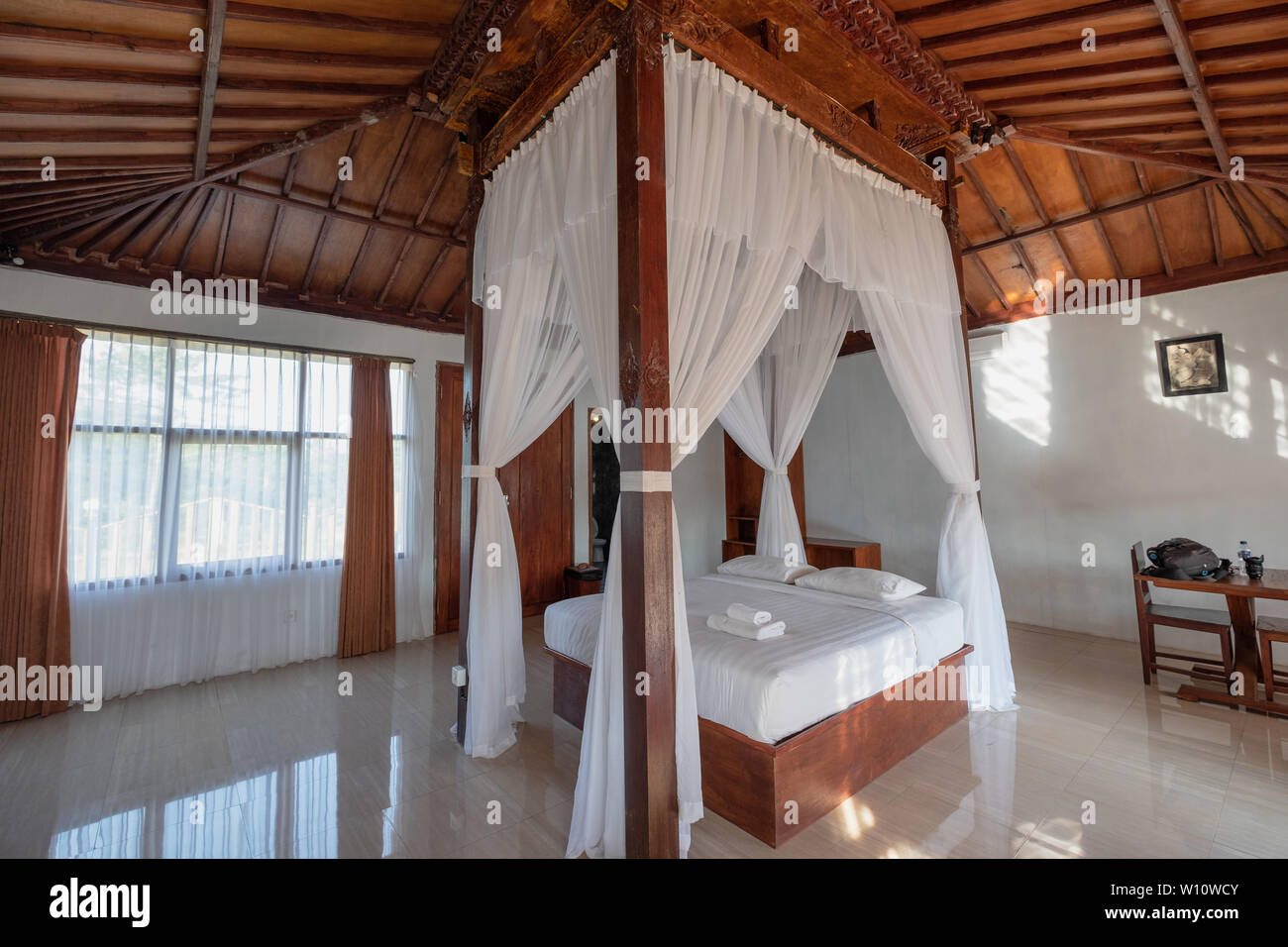 L'Est de Java, Indonésie - 10 Sep 2018 : chambre à coucher en bois l'architecture de style balinais avec rideau de tropical villa de luxe Banque D'Images