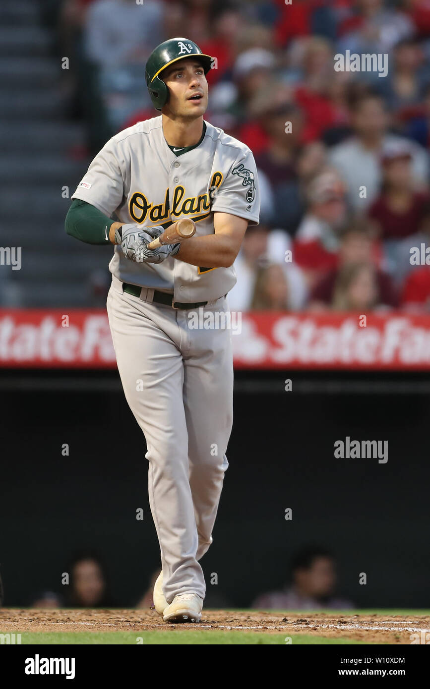 Anaheim, Californie, USA. 28 juin 2019. Le joueur de premier but des Athletics d'Oakland Matt Olson (28) montres que de son deuxième homer quitter le parc pendant le jeu entre l'Oakland A's et le Los Angeles Angels of Anaheim au Angel Stadium à Anaheim, CA, (photo de Peter Renner and Co, Cal Sport Media) Credit : Cal Sport Media/Alamy Live News Banque D'Images