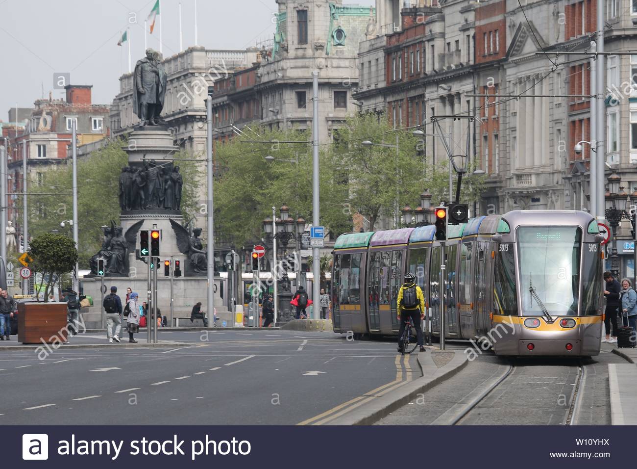 Une belle journée du mois d'avril à Dublin, en Irlande, comme un arrêt de tramway Luas se déplace vers l'O'Connell Street Banque D'Images