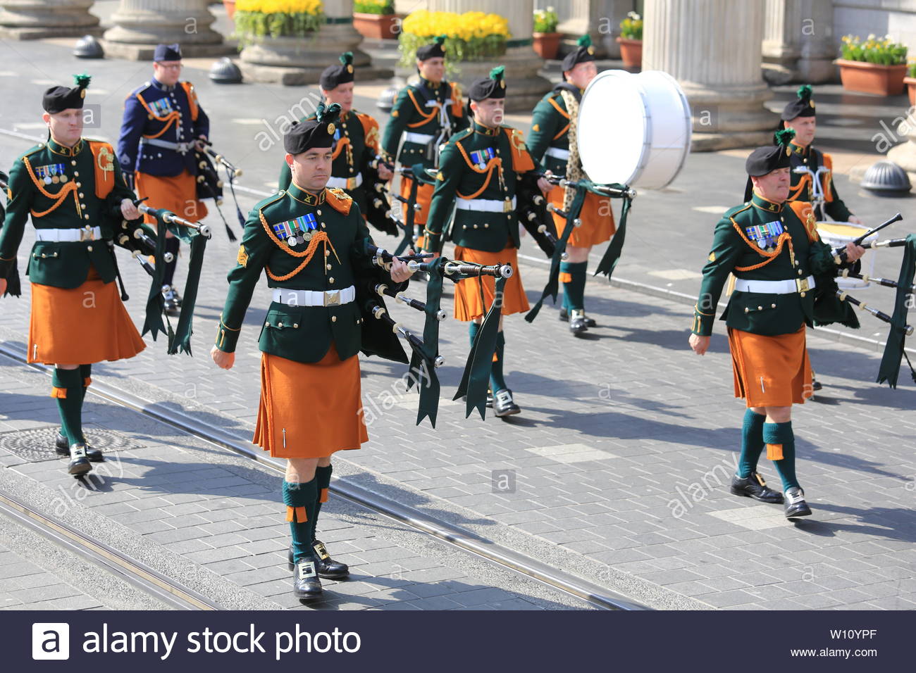 Une belle journée du mois d'avril à Dublin, Irlande, pipers descendre la rue O'Connell en formation au cours de la parade de Pâques 1916 Banque D'Images