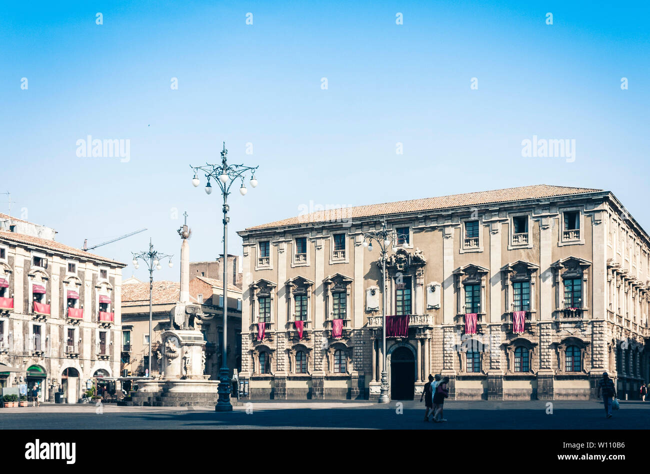 Célèbre monument sur la place principale Piazza del Duomo à Catane, Sicile, Italie, la fontaine de l'éléphant le monument (Fontana dell'Elefante) sur la place principale de Pia Banque D'Images