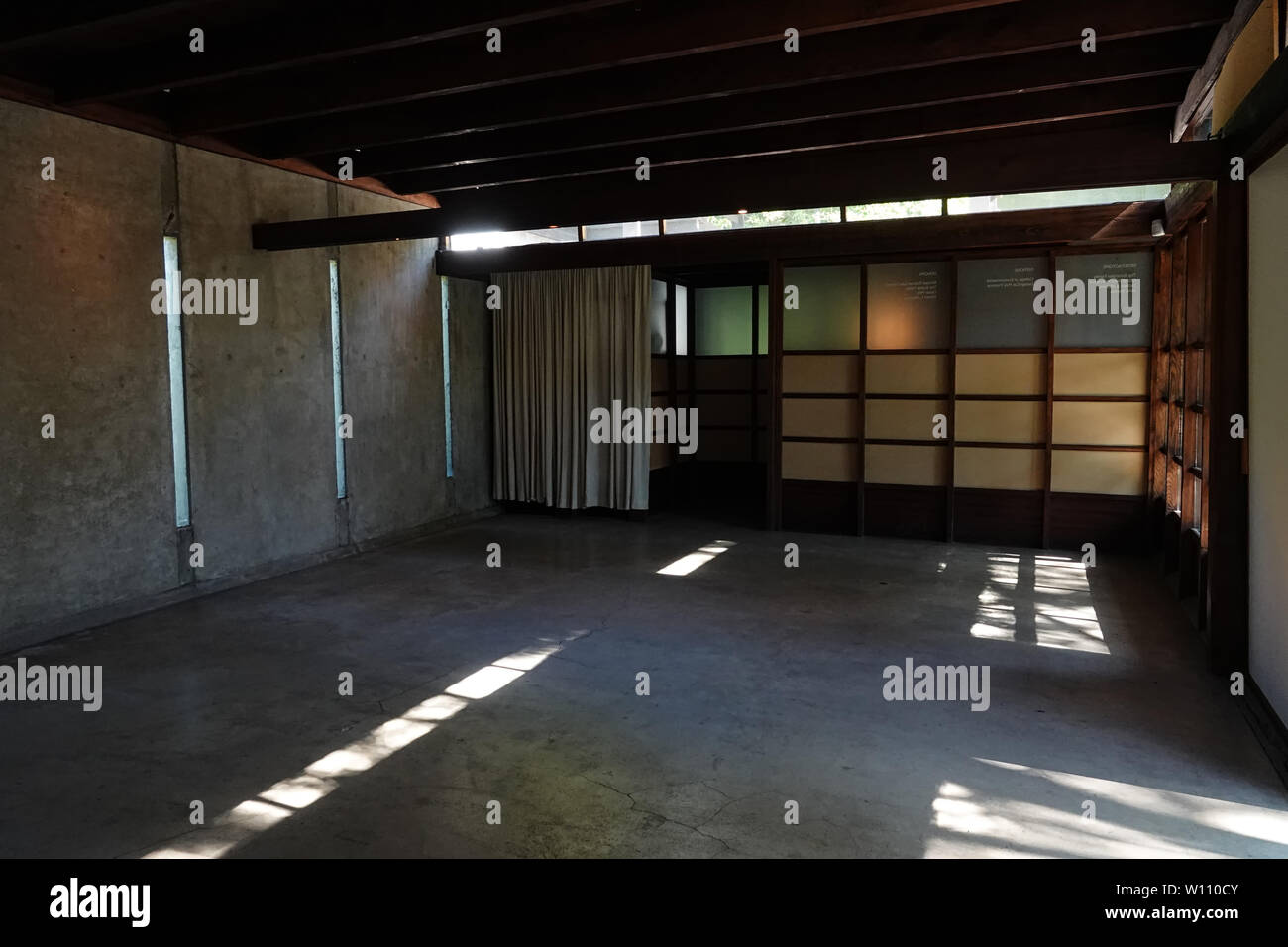 West Hollywood, CA / USA - Le 28 juin 2019 : une chambre intérieure est montré du Rudolph M. Schindler House et MAK Center for Art and Architecture à L.A. Banque D'Images