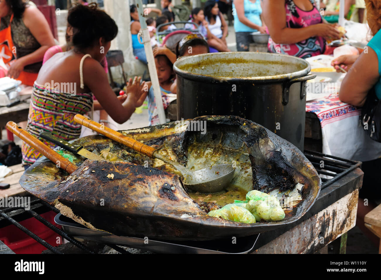 Soupe à la tortue servi de la grande coquille de la tortue sur le marché de la grande ville d'Iquitos en Amazonie, Pérou, Amérique du Sud Banque D'Images