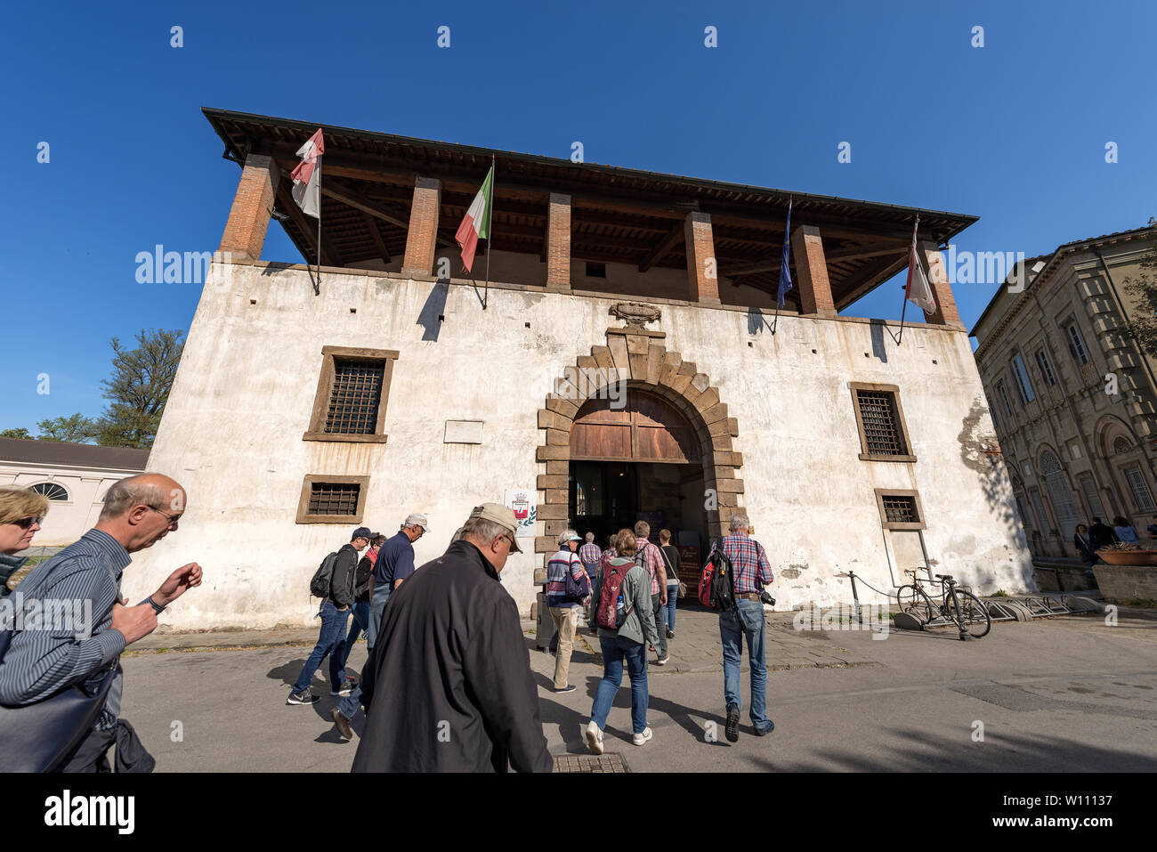 Ancien palais, un point d'informations touristiques au centre-ville de Lucca, Toscane, Italie, Europe. Groupe de touristes est saisie à poser sur la ville Banque D'Images