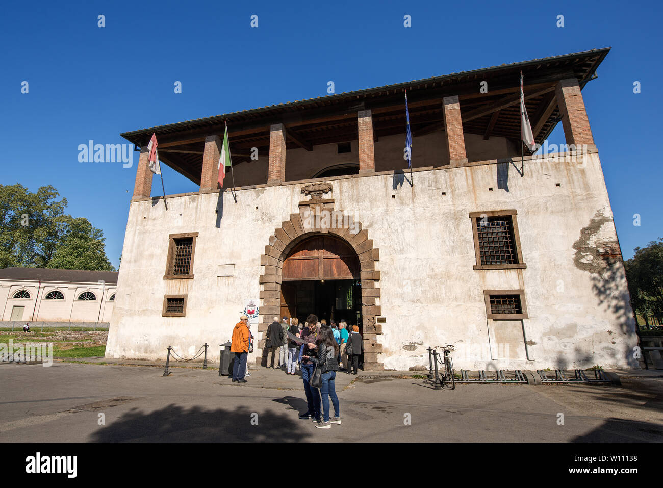 Ancien palais, un point d'informations touristiques au centre-ville de Lucca, Toscane, Italie, Europe. Groupe de touristes est saisie à poser sur la ville Banque D'Images