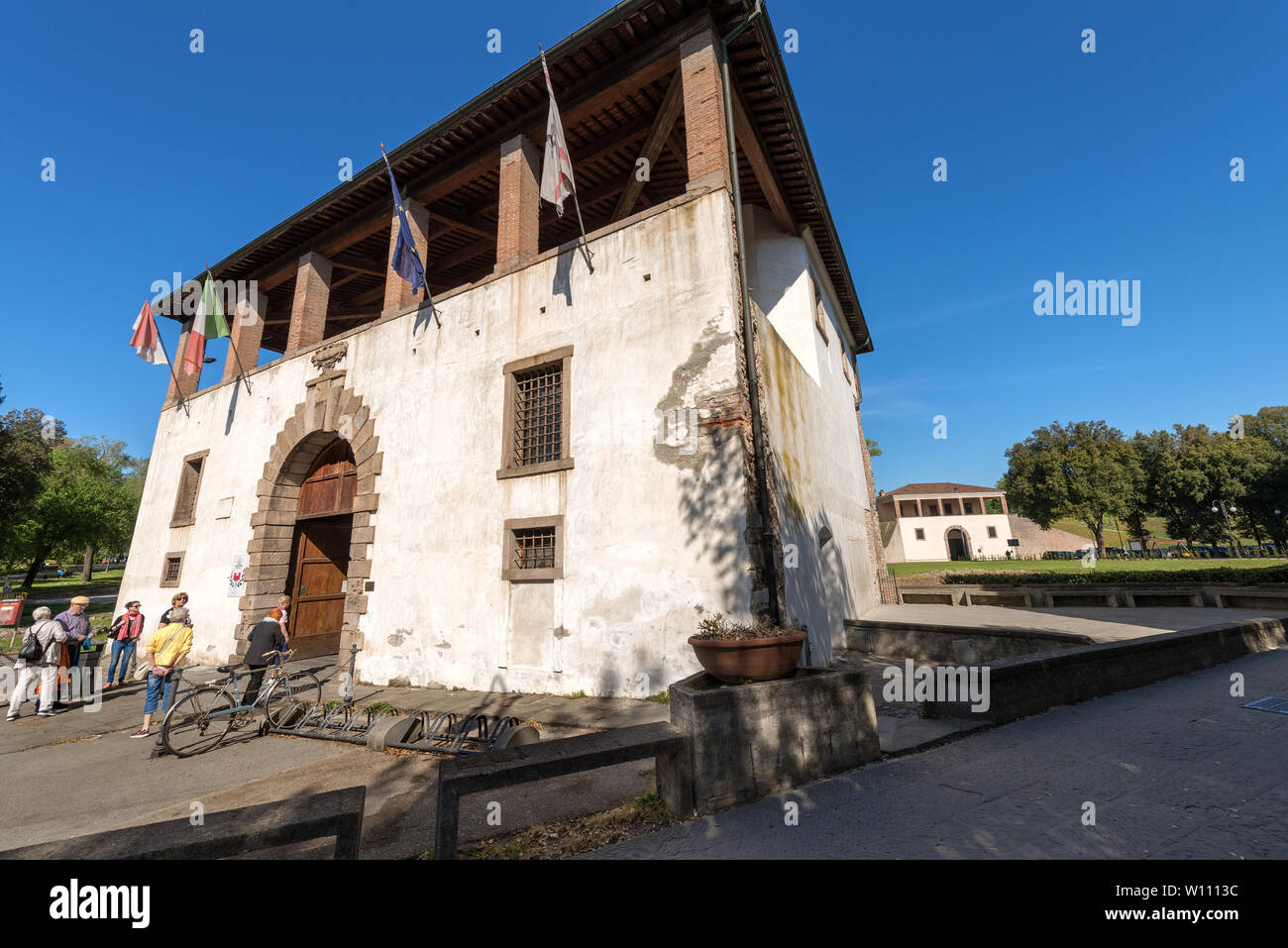 Ancien palais, un point d'informations touristiques au centre-ville de Lucca, Toscane, Italie, Europe. Groupe de touristes est saisie à poser sur la ville Banque D'Images