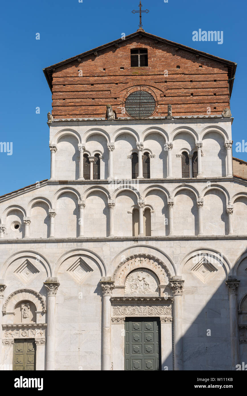 Détail de l'église de Santa Maria Forisportam en style roman-Pisan (XII siècle) dans l'ancienne ville de Lucca, Toscane (Toscane), Italie, Europe Banque D'Images