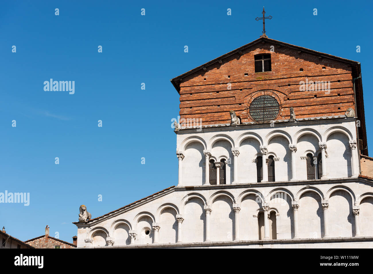 Détail de l'église de Santa Maria Forisportam en style roman-Pisan (XII siècle) dans l'ancienne ville de Lucca, Toscane (Toscane), Italie, Europe Banque D'Images