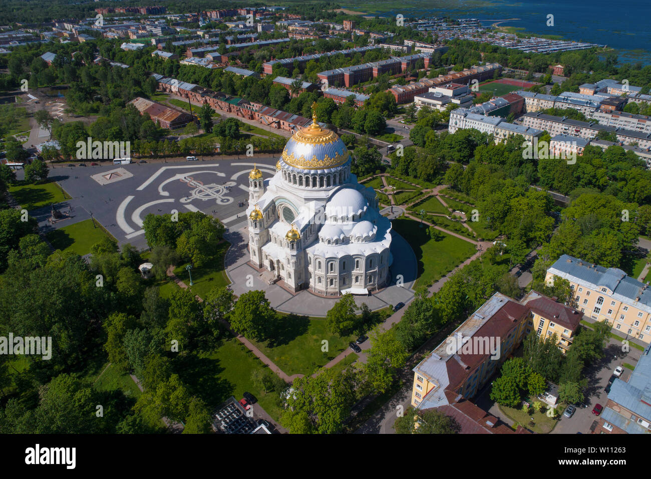 Une vue de la hauteur de la cathédrale de la Marine Saint Nicolas sous le soleil d'août jour (Photographie aérienne). Kronstadt, Russie Banque D'Images